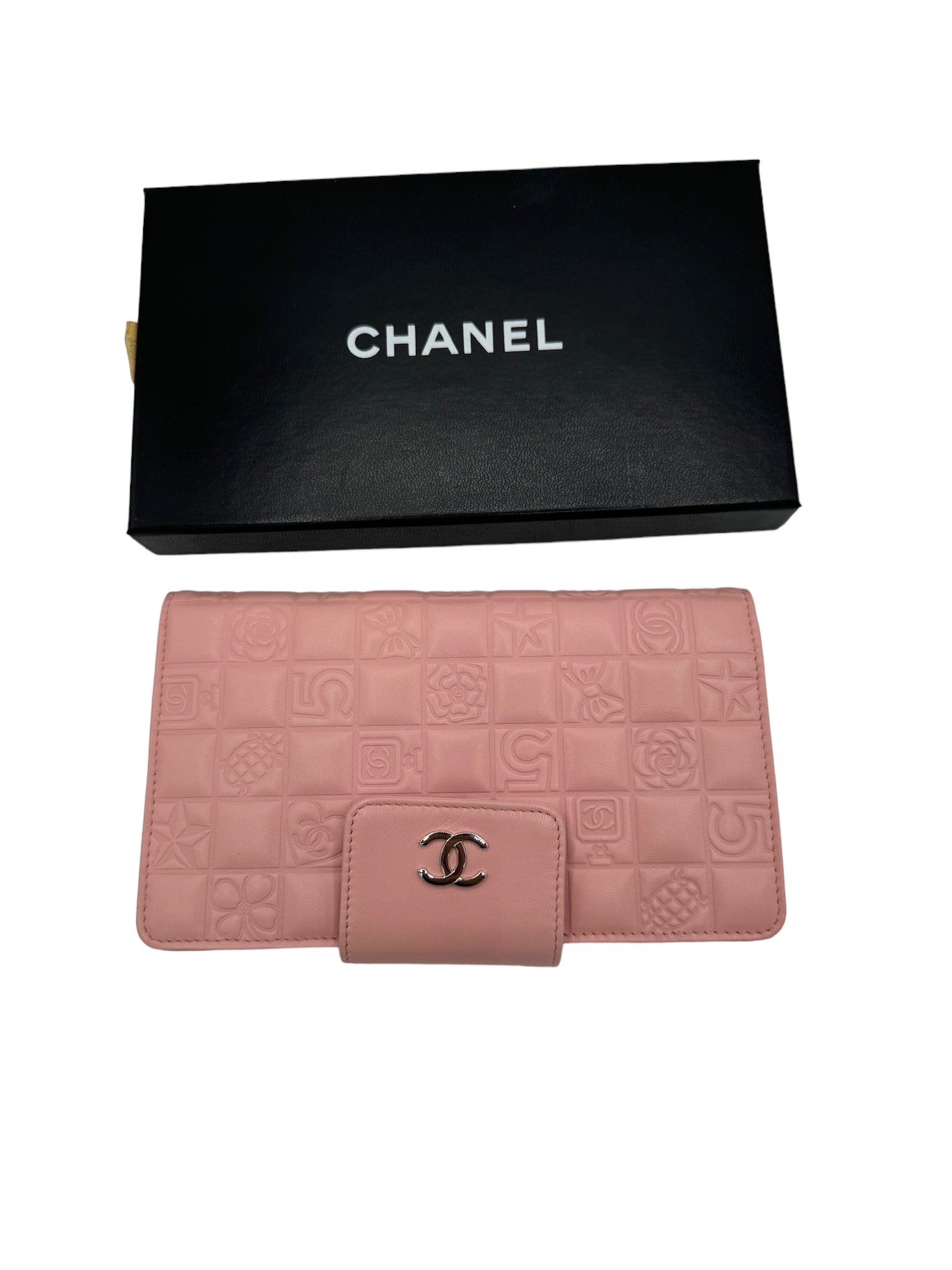 CHANEL - Cartera con símbolos de la suerte en piel de cordero acolchada en color rosa