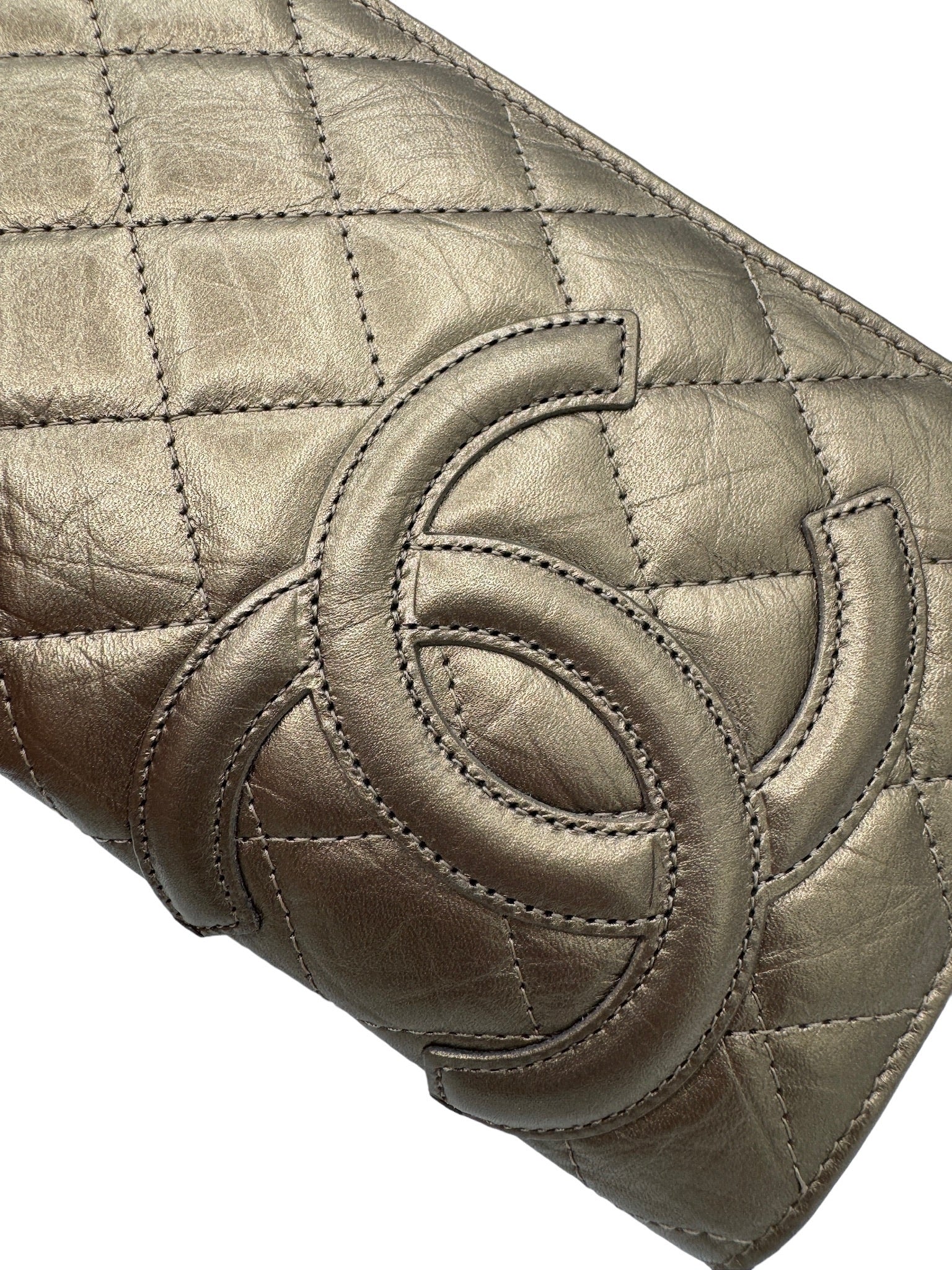 CHANEL - Cartera larga CC Cambon de piel acolchada en color bronce
