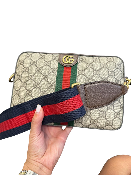 GUCCI - Bolso bandolera Ophidia con GG en lona con tribanda GG en color beige ébano