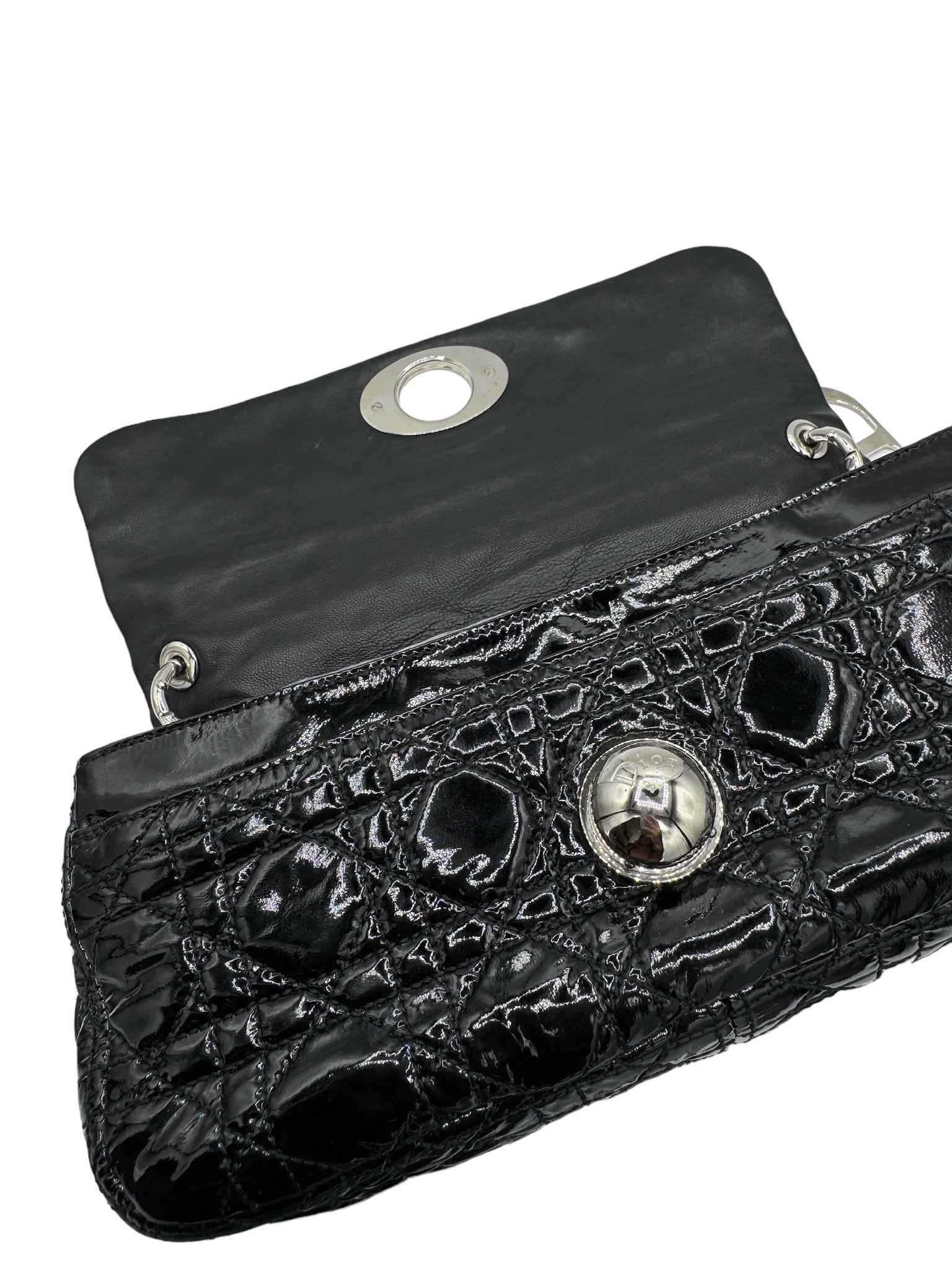 DIOR - Bolso de hombro de charol negro con puntada Cannage