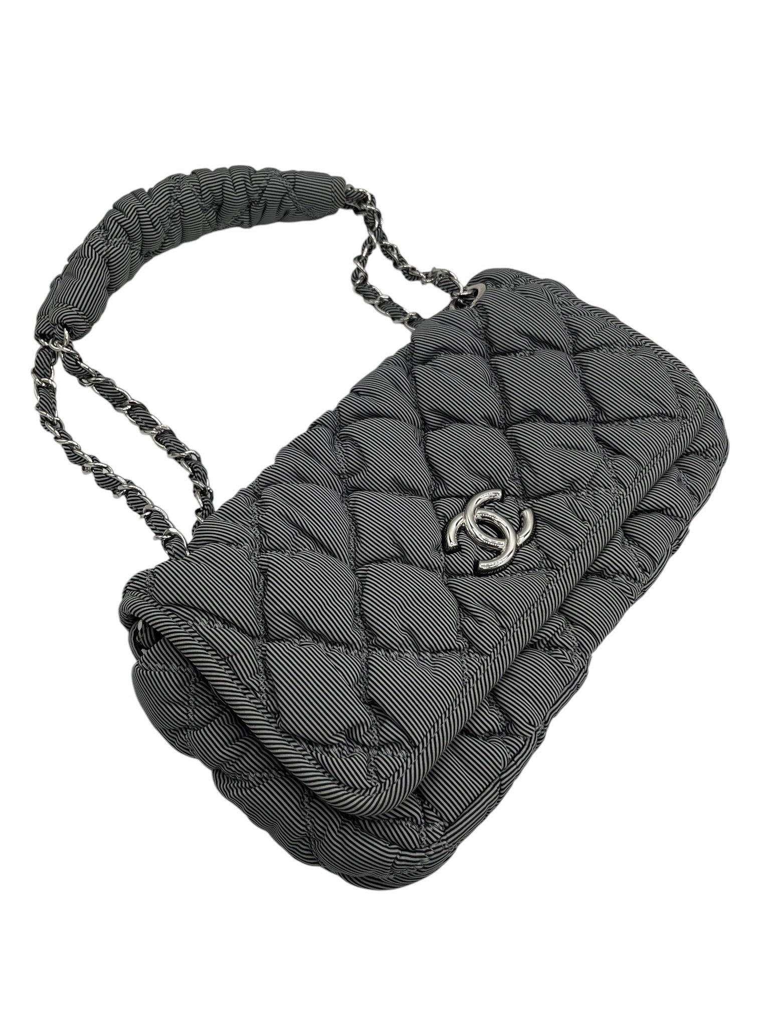 CHANEL - Bolso de hombro con solapa de burbuja de nailon acolchado gris