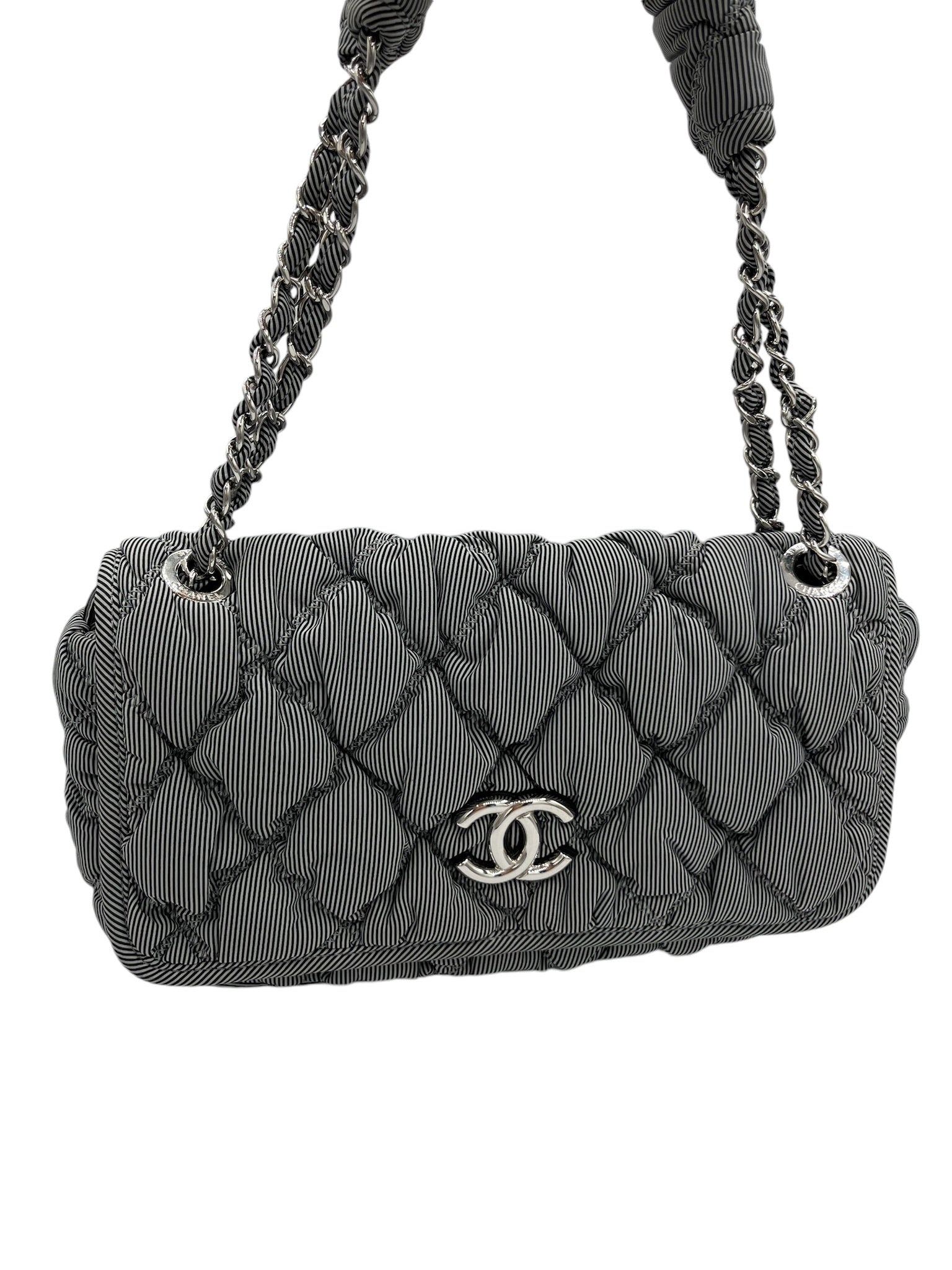 CHANEL - Bolso de hombro con solapa de burbuja de nailon acolchado gris