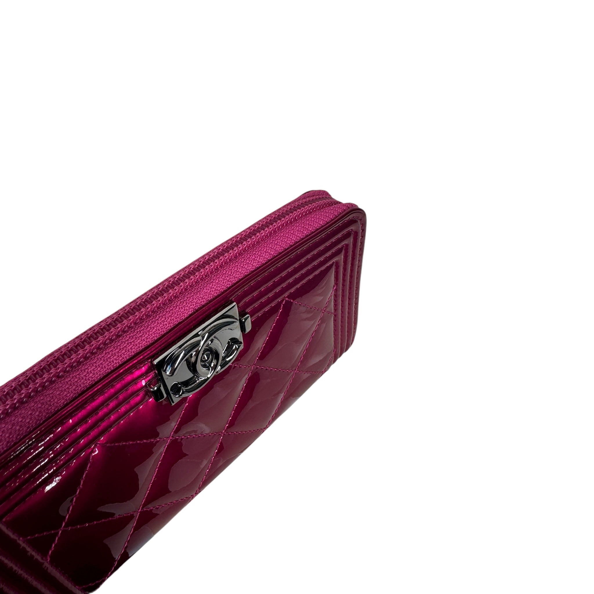 Cartera acolchada con cremallera alrededor CC Fuchsia Metallic Patent Boy de segunda mano