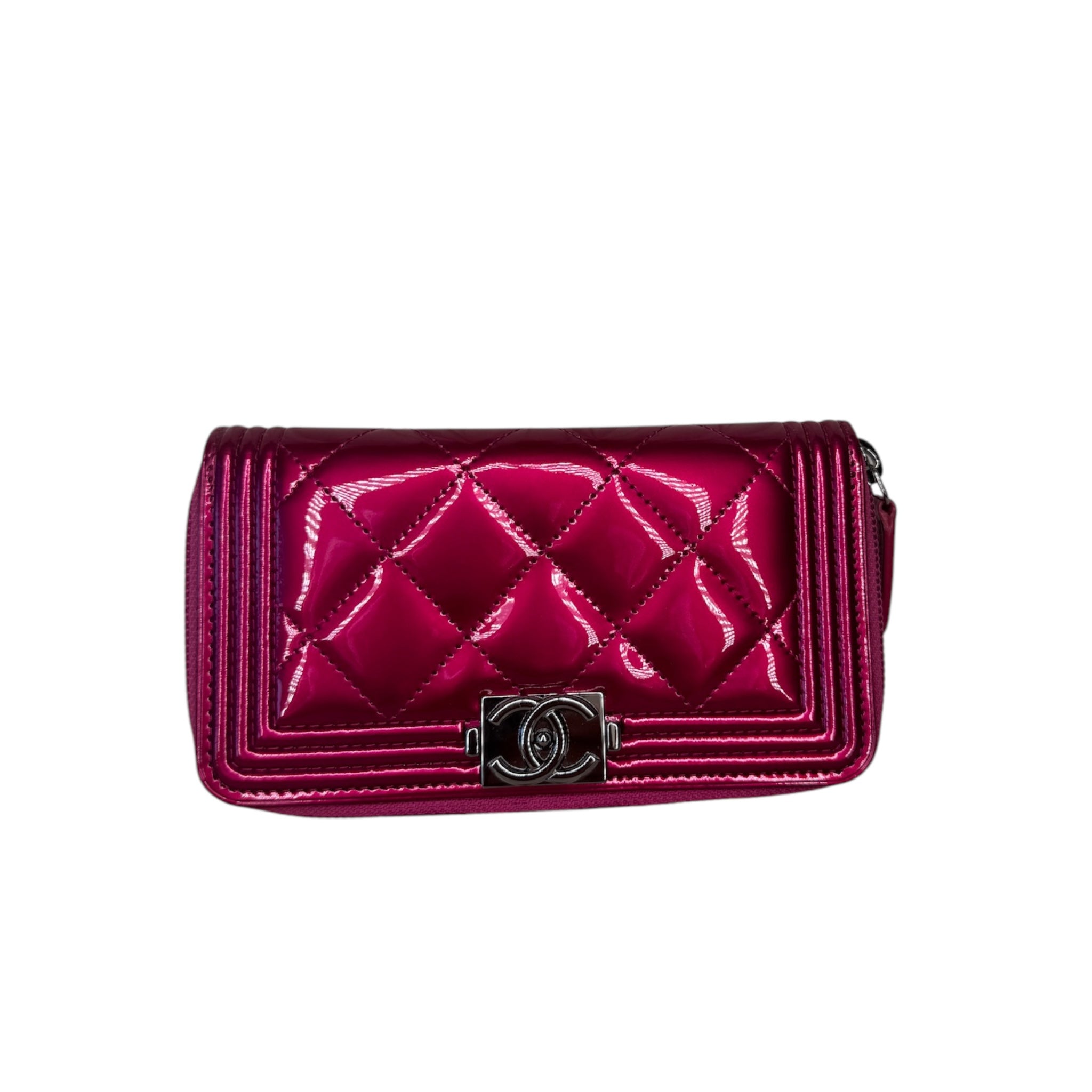 Cartera acolchada con cremallera alrededor CC Fuchsia Metallic Patent Boy de segunda mano