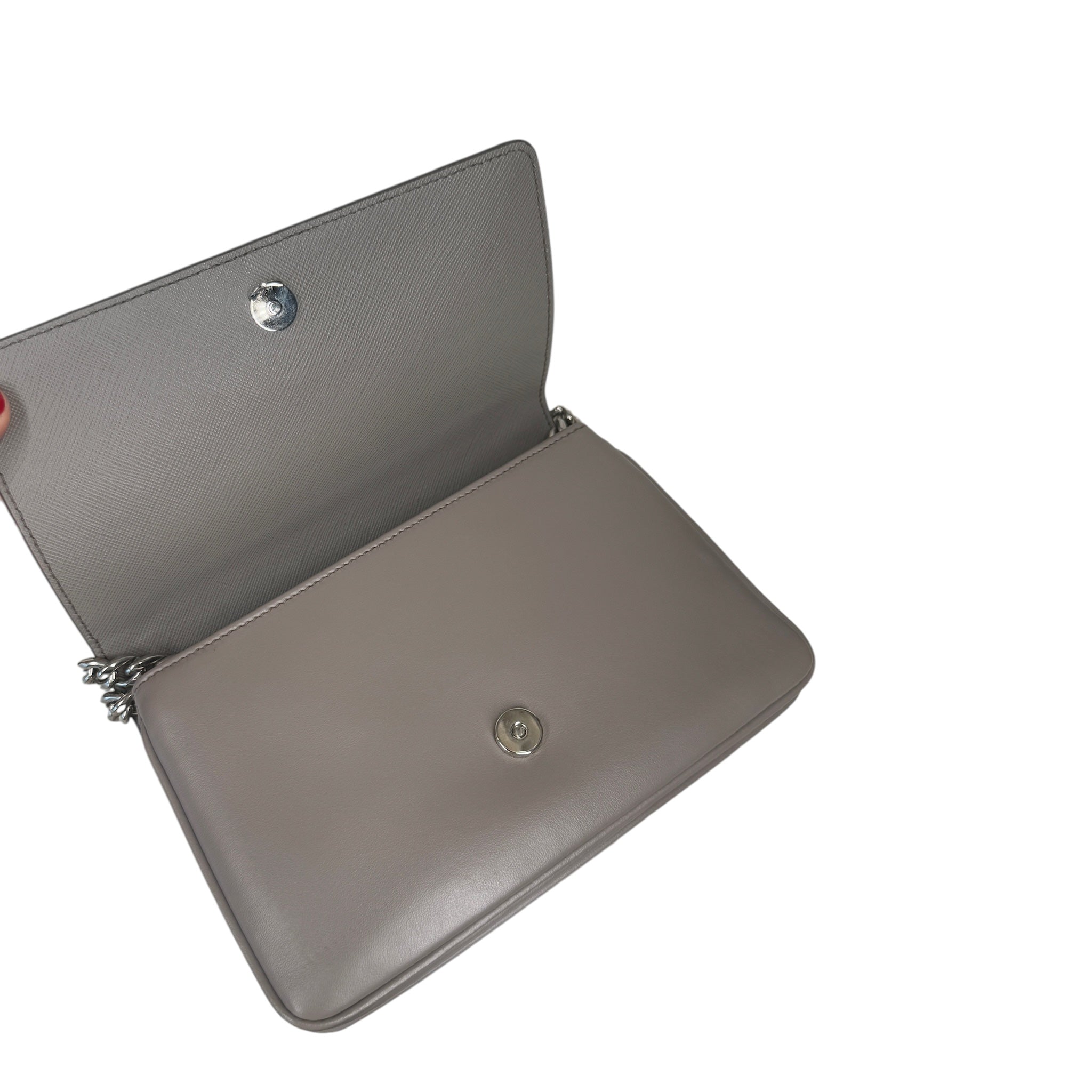 Bolso bandolera con solapa de piel saffiano gris USADO