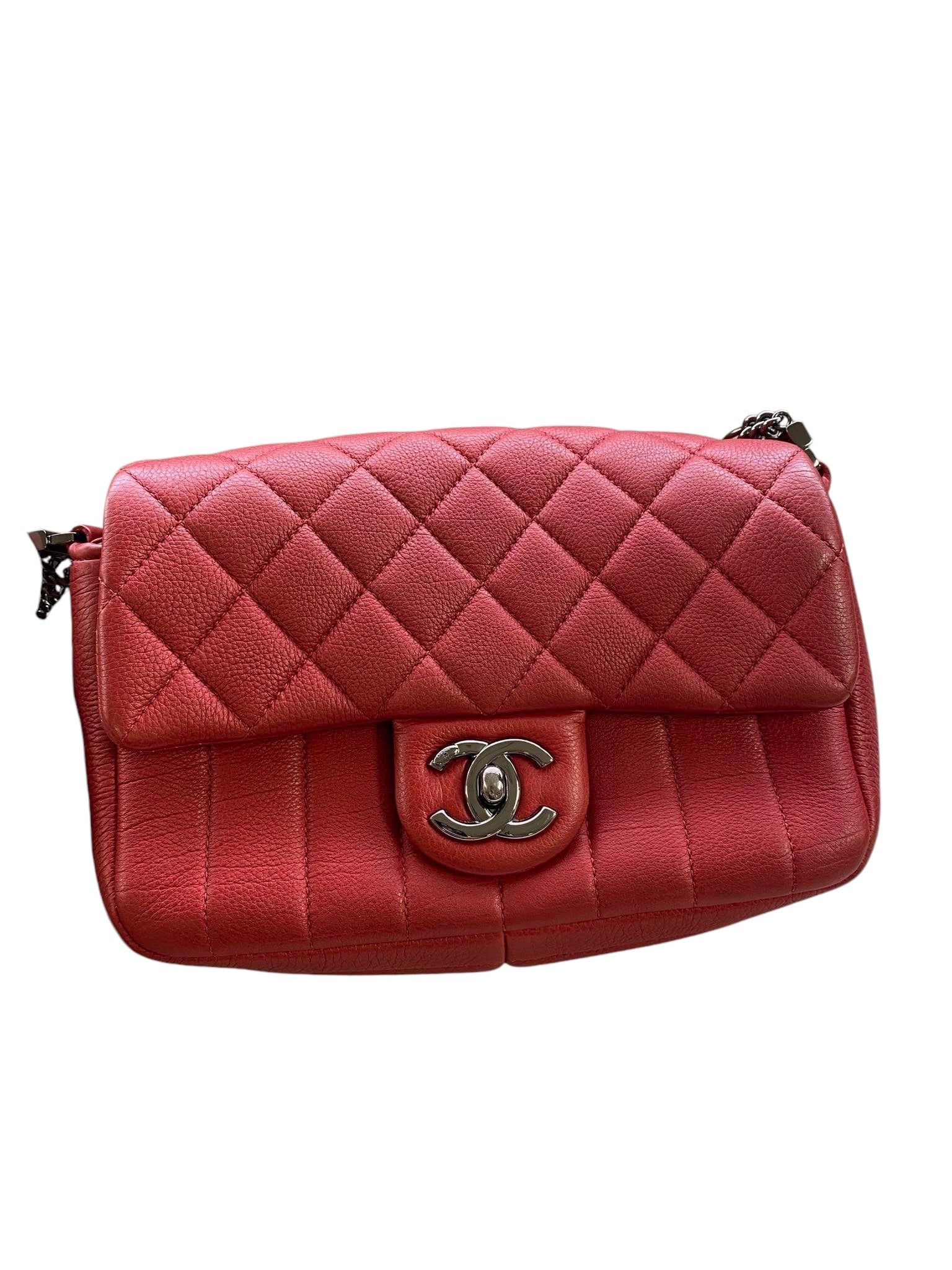 CHANEL - Cartera con solapa de múltiples cadenas y acolchado de piel de becerro roja