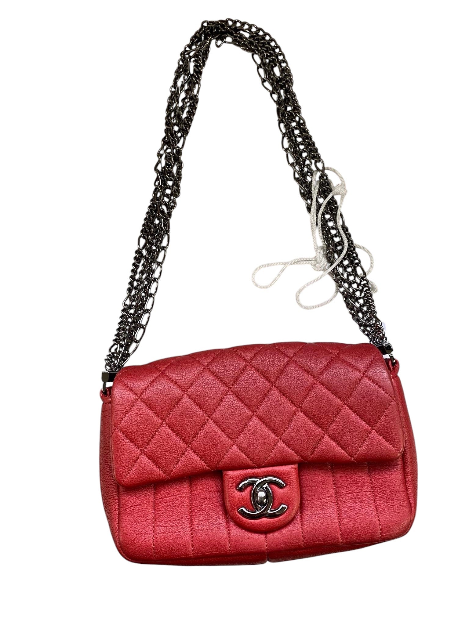 CHANEL - Cartera con solapa de múltiples cadenas y acolchado de piel de becerro roja