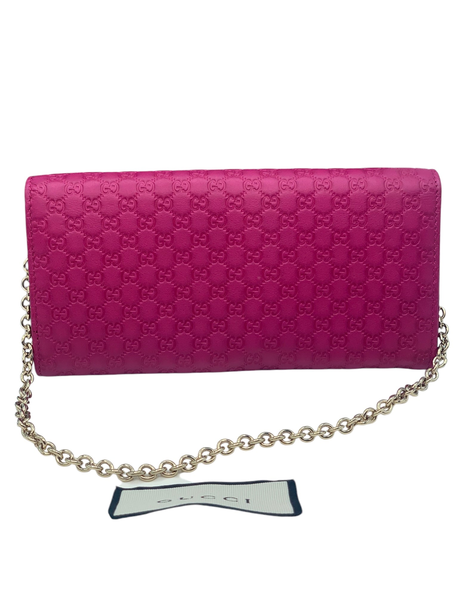Cartera con cadena en forma de dados de microguccissima suave en color rosa GG de segunda mano sobre un bolso de hombro con cadena