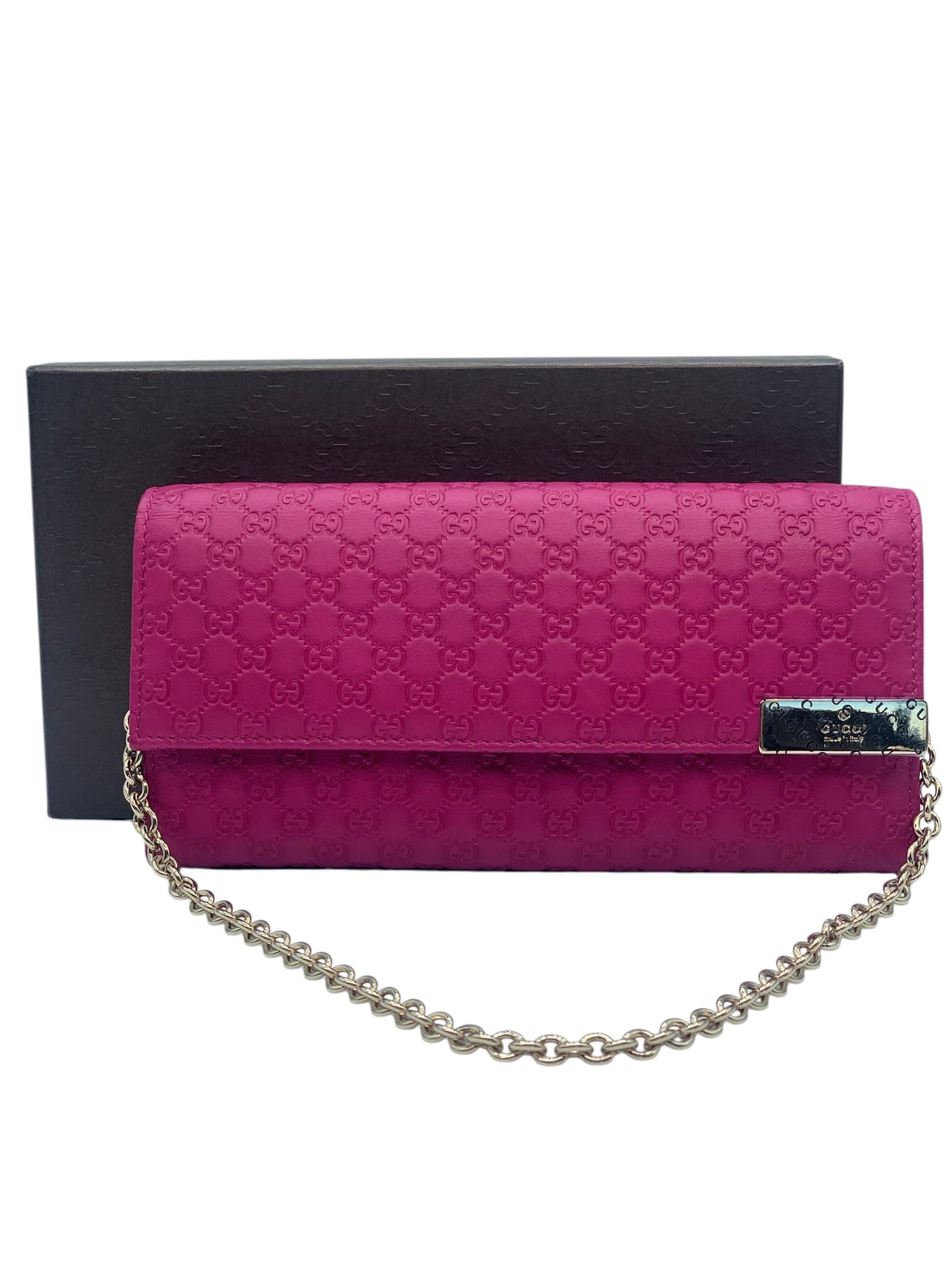 Cartera con cadena en forma de dados de microguccissima suave en color rosa GG de segunda mano sobre un bolso de hombro con cadena