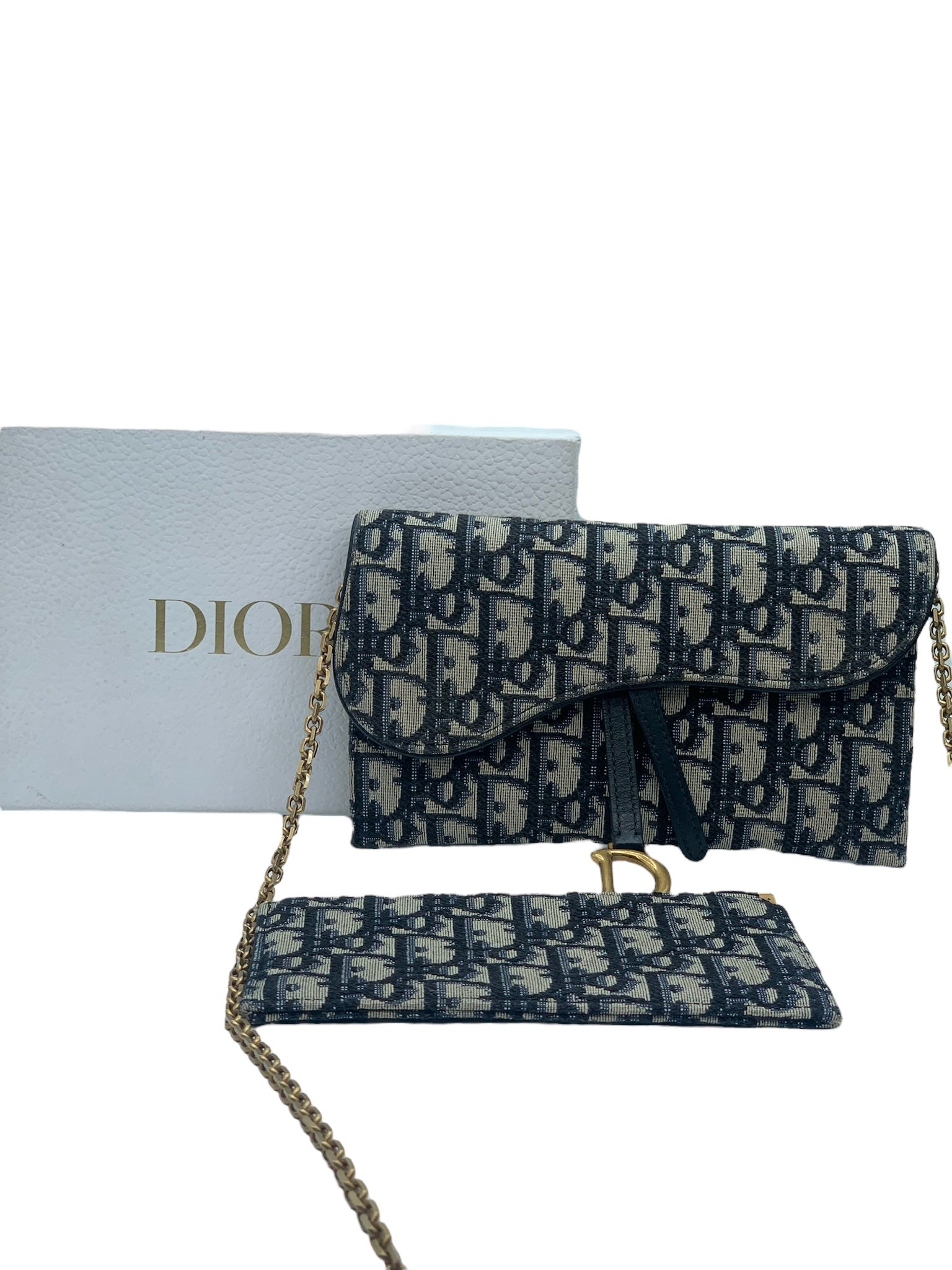 Cartera con cadena y diseño oblicuo en color azul marino CD de segunda mano