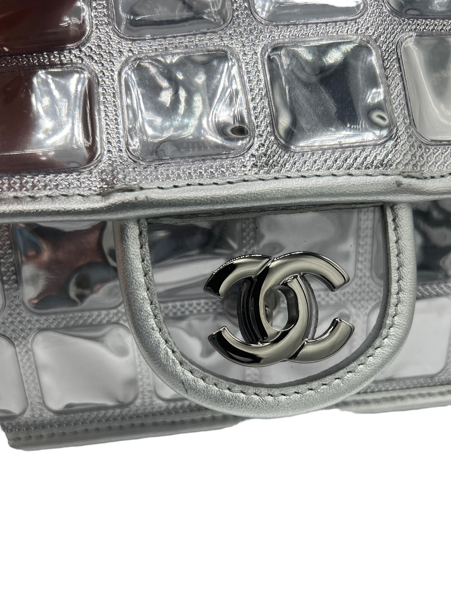 CHANEL - Bolso de hombro con solapa simple de PVC plateado Ice Cube