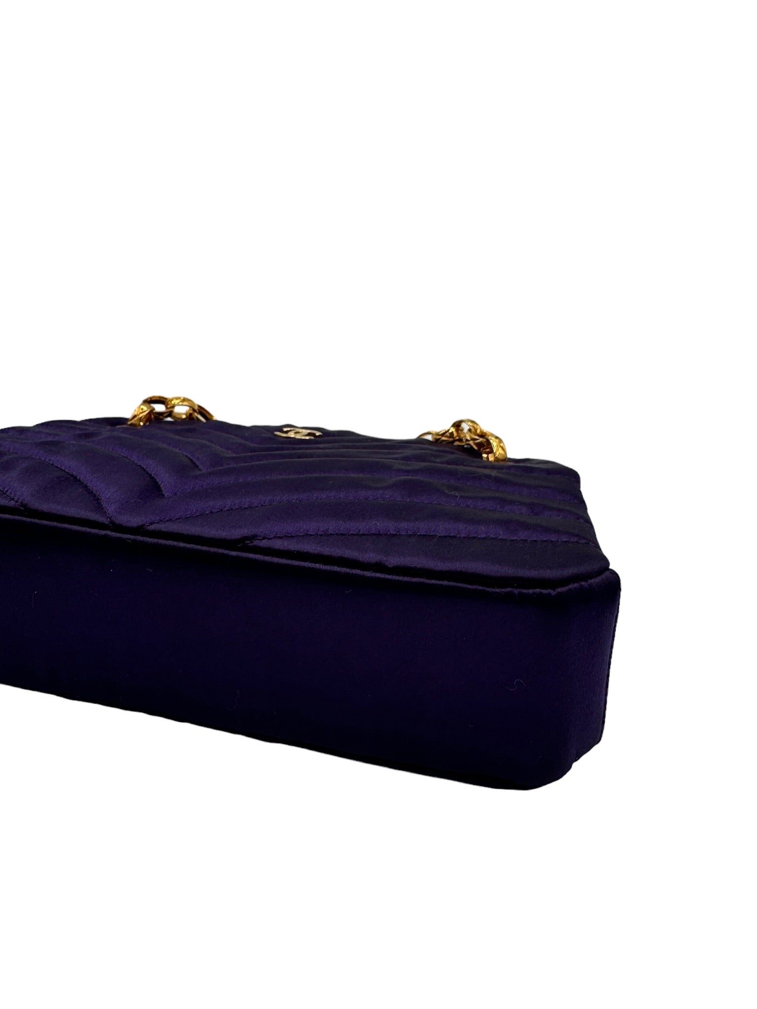 CHANEL - Bolso de hombro de satén morado con puntadas vintage