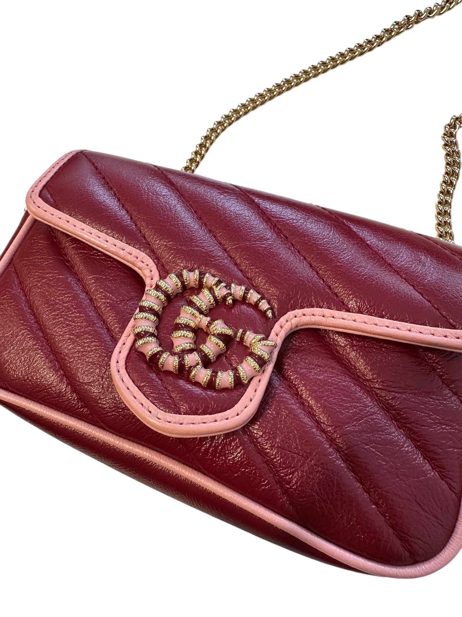 GUCCI - Torchon GG Super Mini Marmont de piel de becerro esmaltada con diseño diagonal y azalea roja