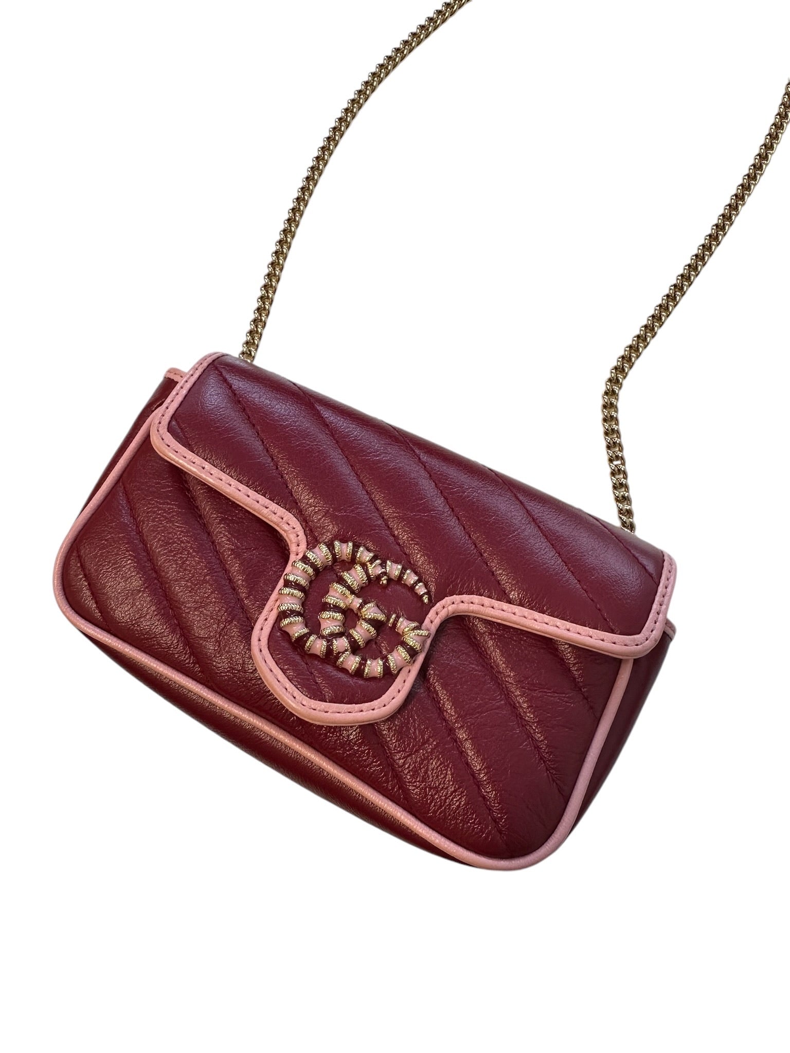 GUCCI - Torchon GG Super Mini Marmont de piel de becerro esmaltada con diseño diagonal y azalea roja