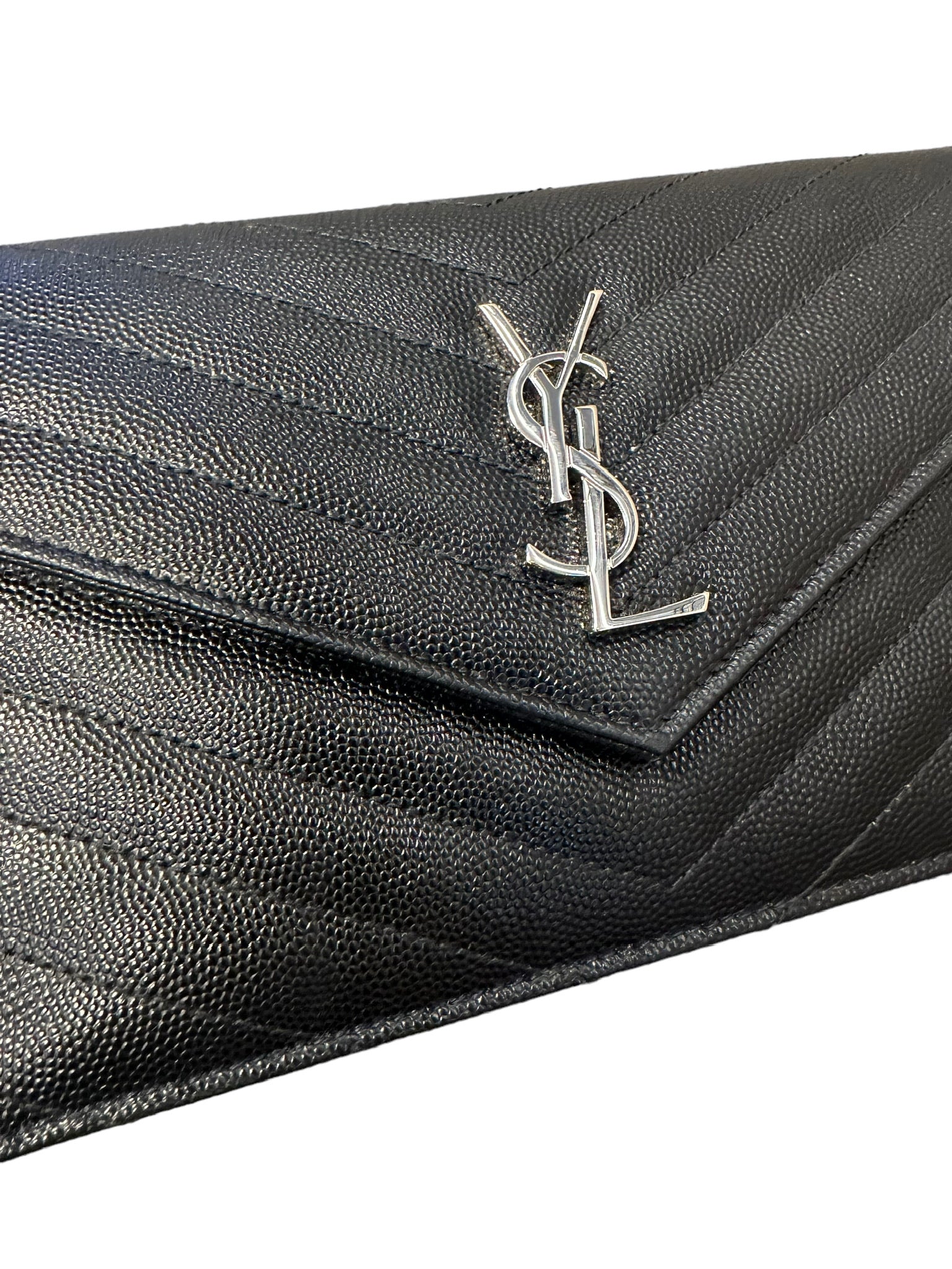 SAINT LAURENT - Cartera tipo sobre con cadena Cassandre