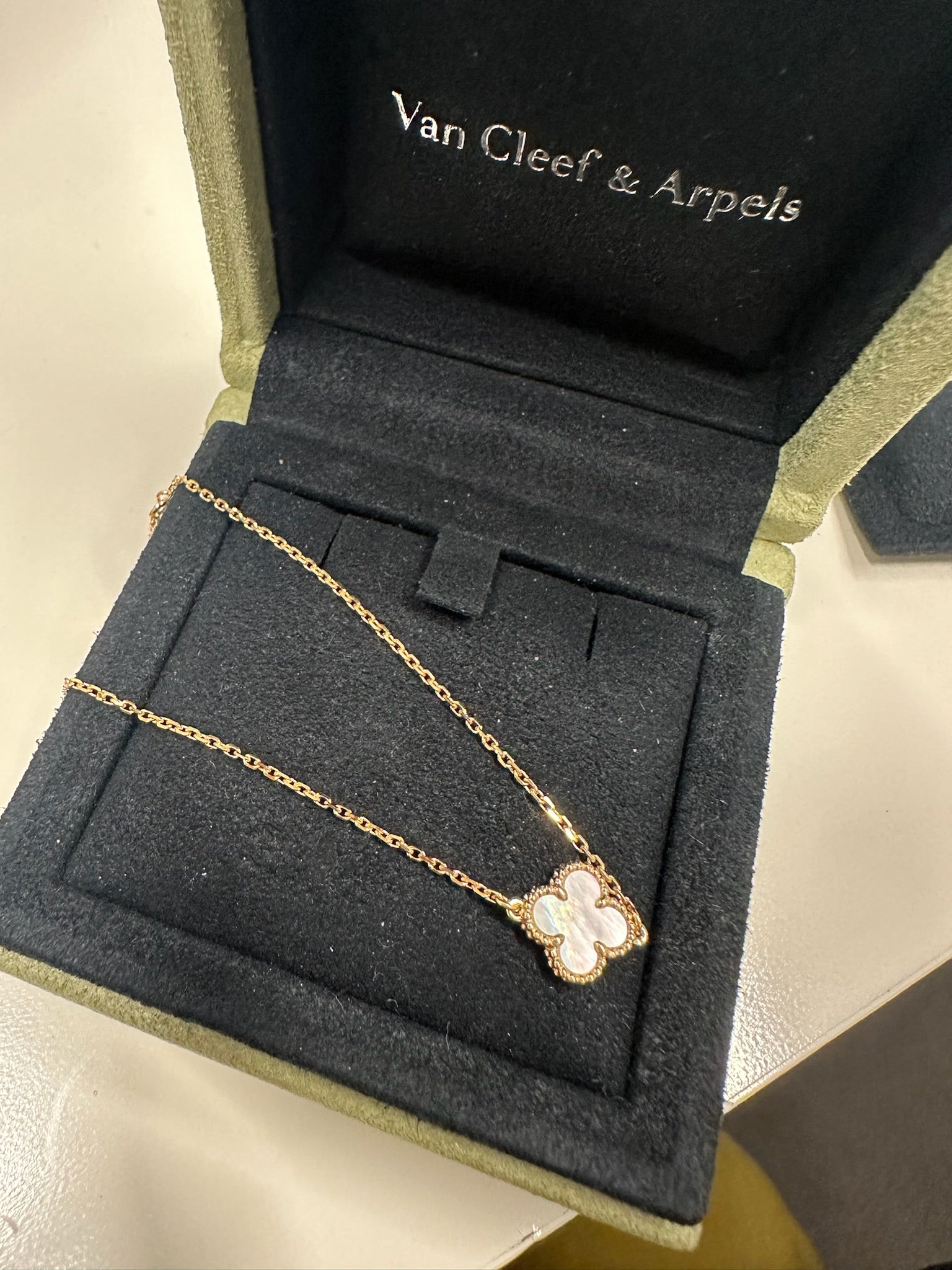 VAN CLEEF & ARPELS - Mother of Pearl Bracelet