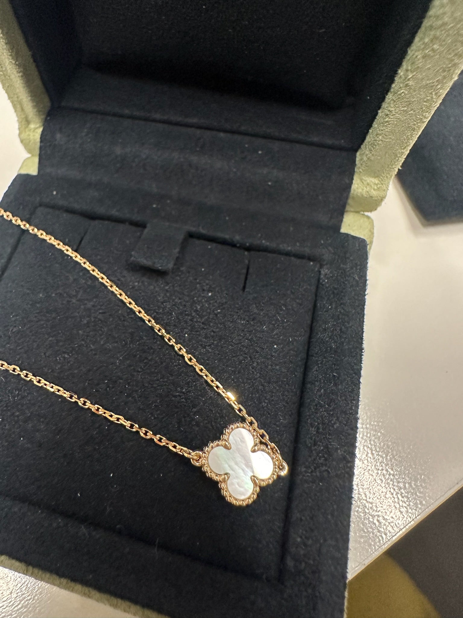 VAN CLEEF & ARPELS - Mother of Pearl Bracelet