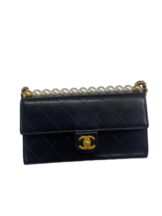 CHANEL - Cartera de mano con cadena y detalle de perlas y piel de cabra acolchada