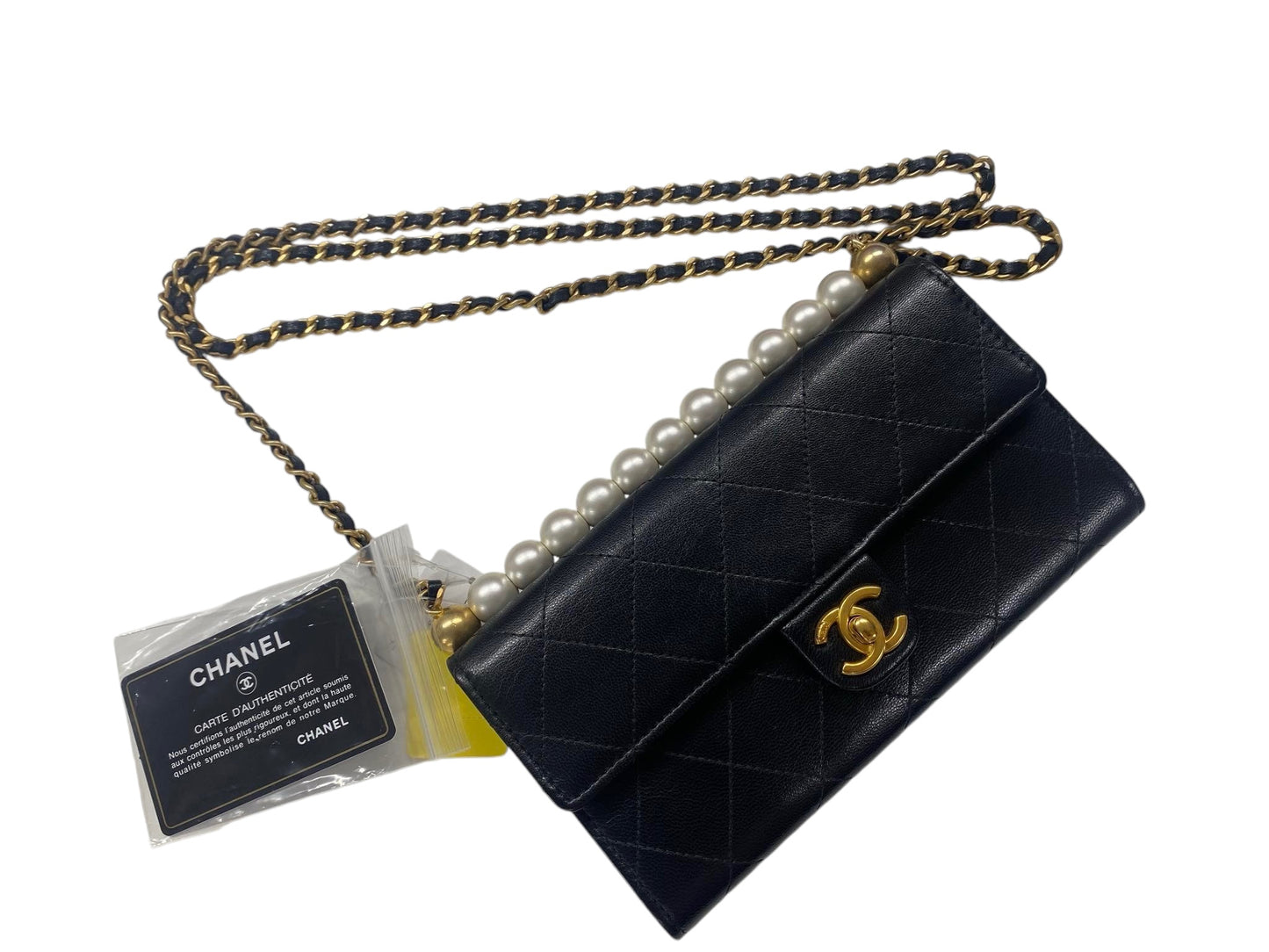 CHANEL - Cartera de mano con cadena y detalle de perlas y piel de cabra acolchada