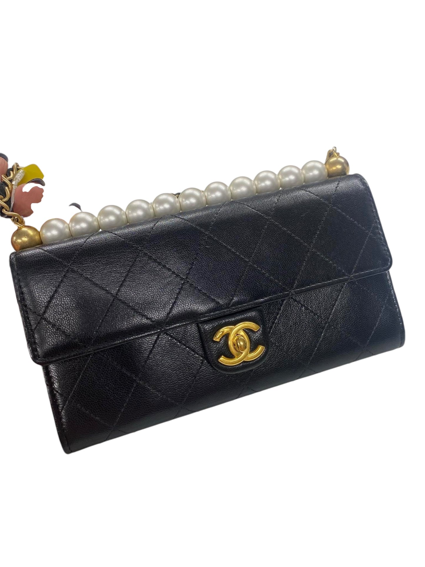 CHANEL - Cartera de mano con cadena y detalle de perlas y piel de cabra acolchada