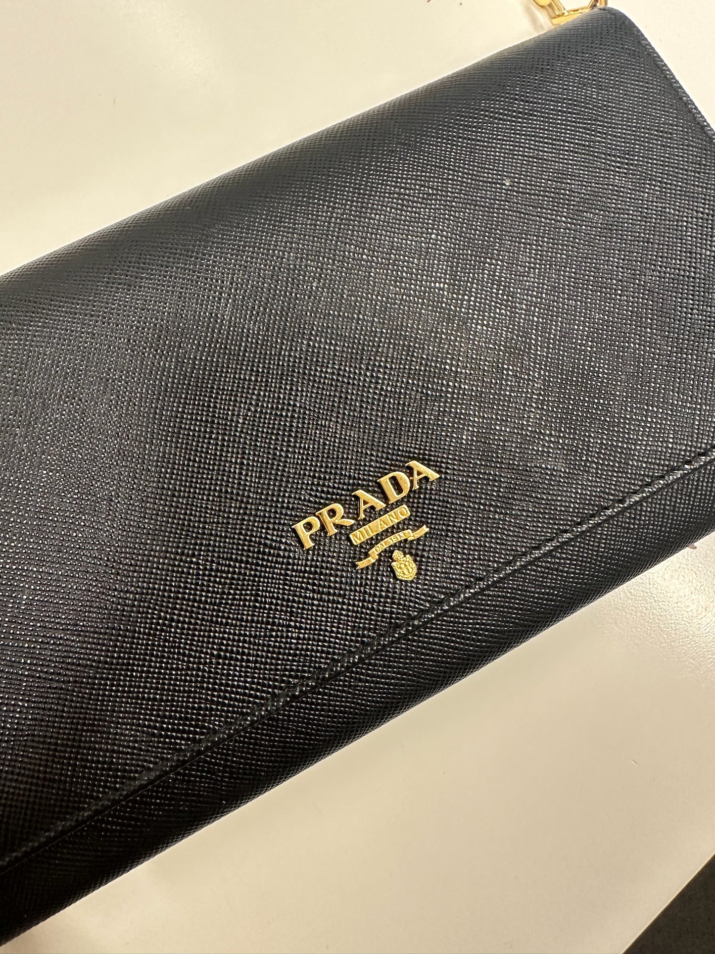 PRADA - Piel de vacuno saffiano negra