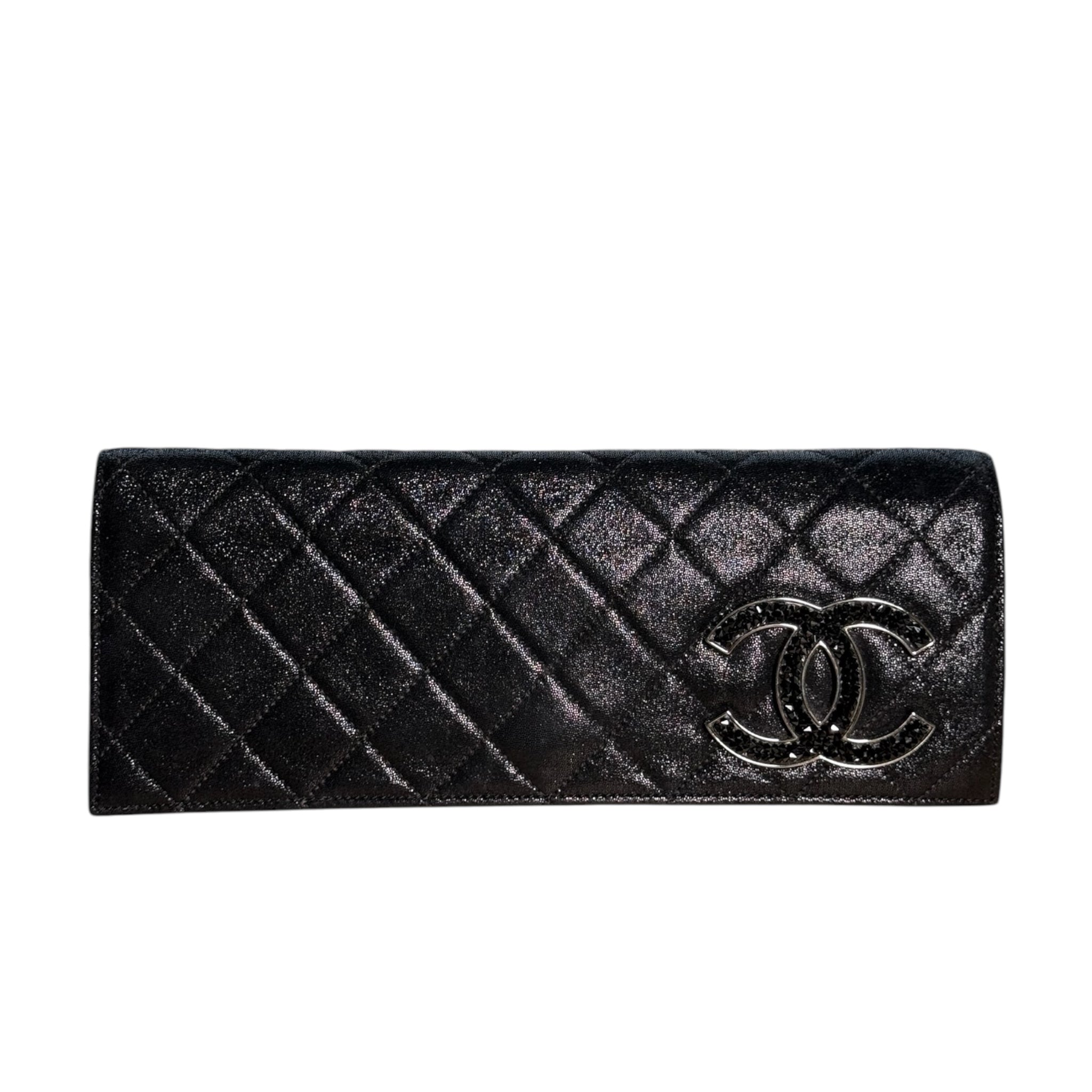 Clutch largo CC de piel de becerro iridiscente acolchada negra con strass USADO