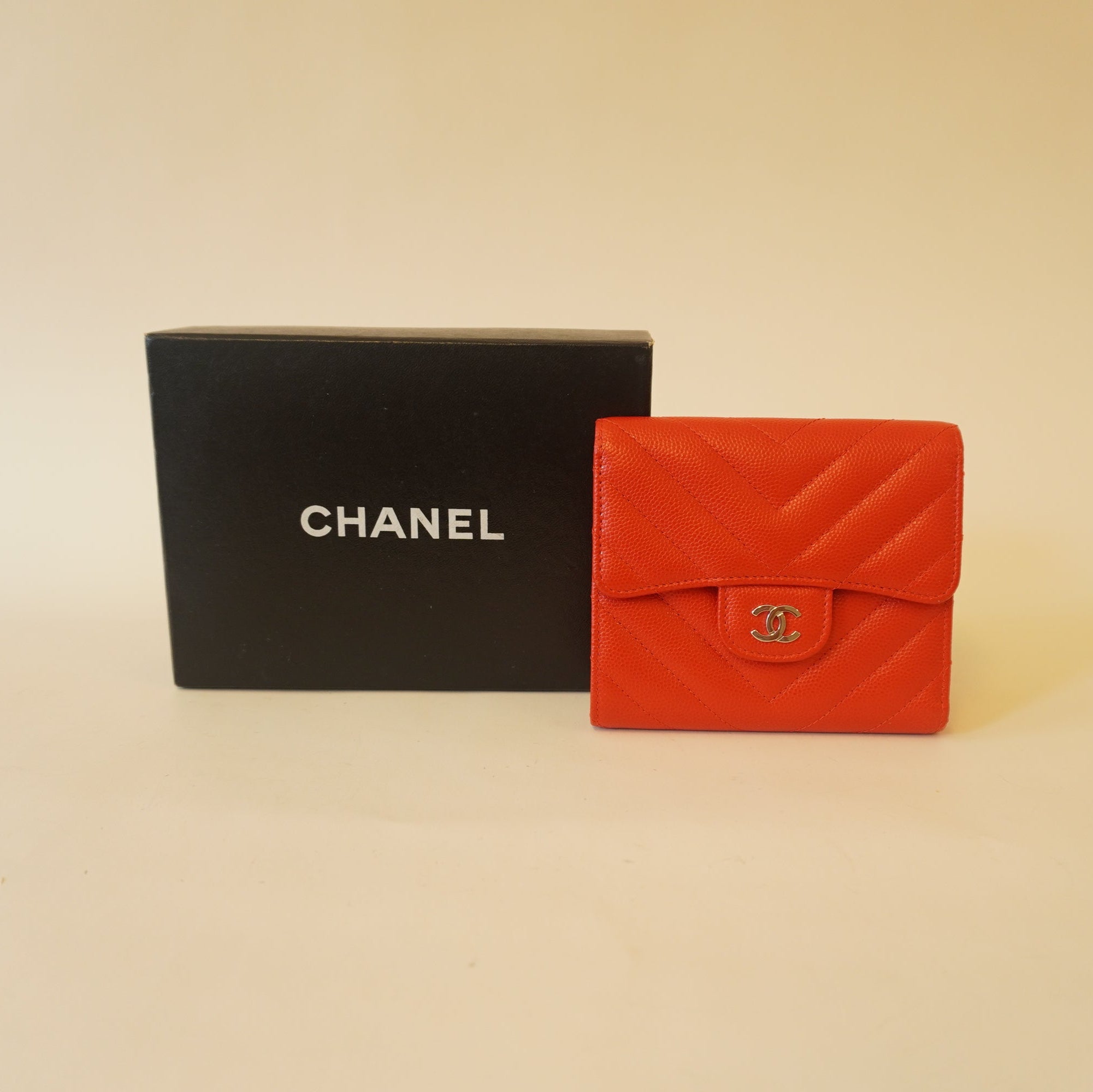 PRE-OWNED Caviar Chevron Quilted Compact Flap Wallet Red
