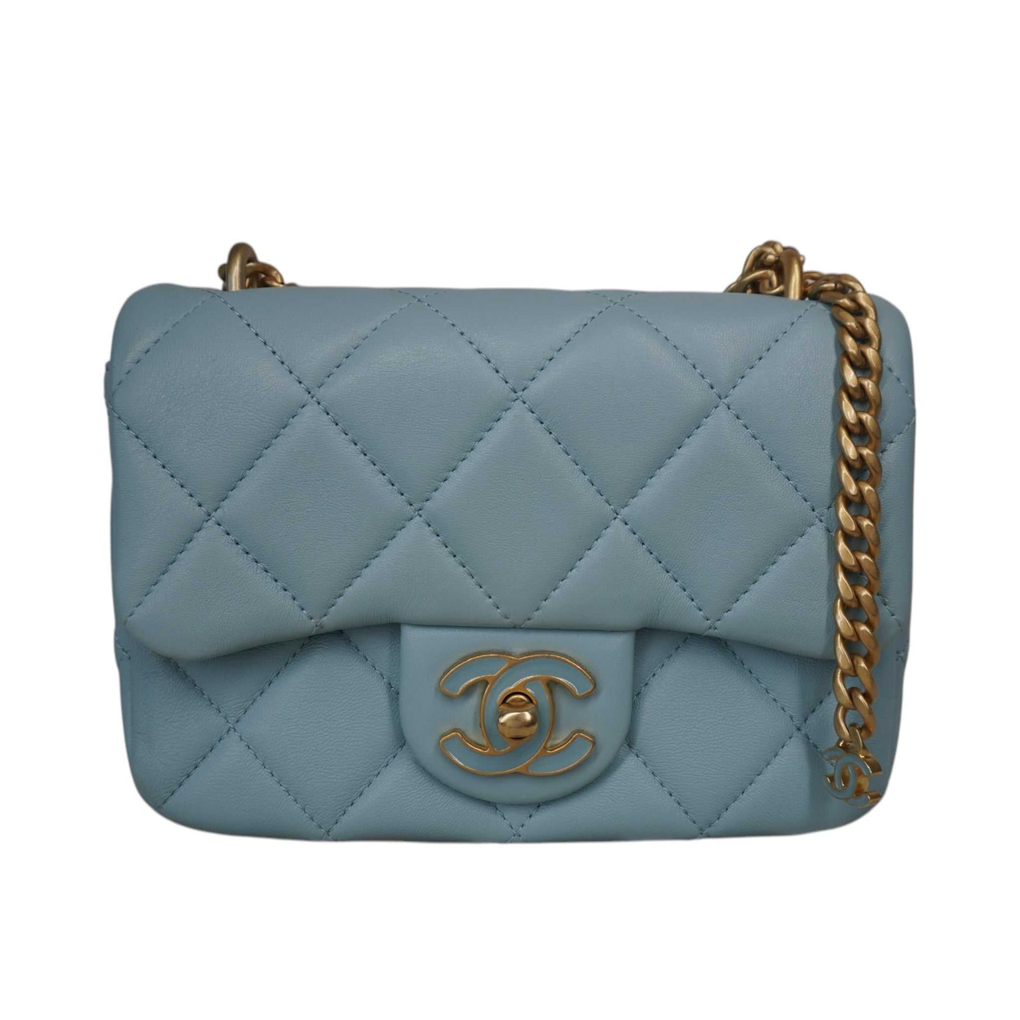 Minibolso CC con solapa cuadrada, acolchado y esmaltado en piel de cordero azul bebé USADO