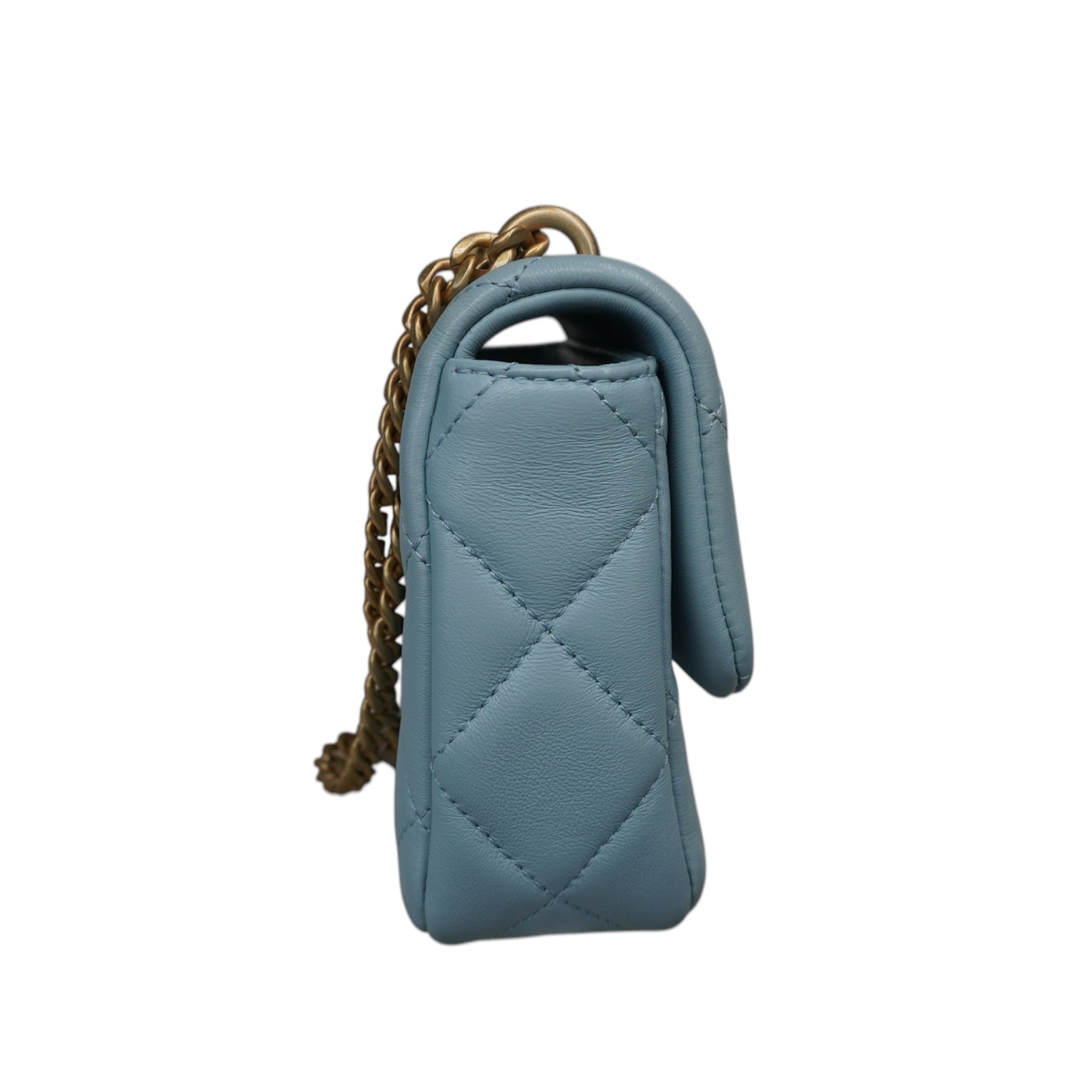 Minibolso CC con solapa cuadrada, acolchado y esmaltado en piel de cordero azul bebé USADO