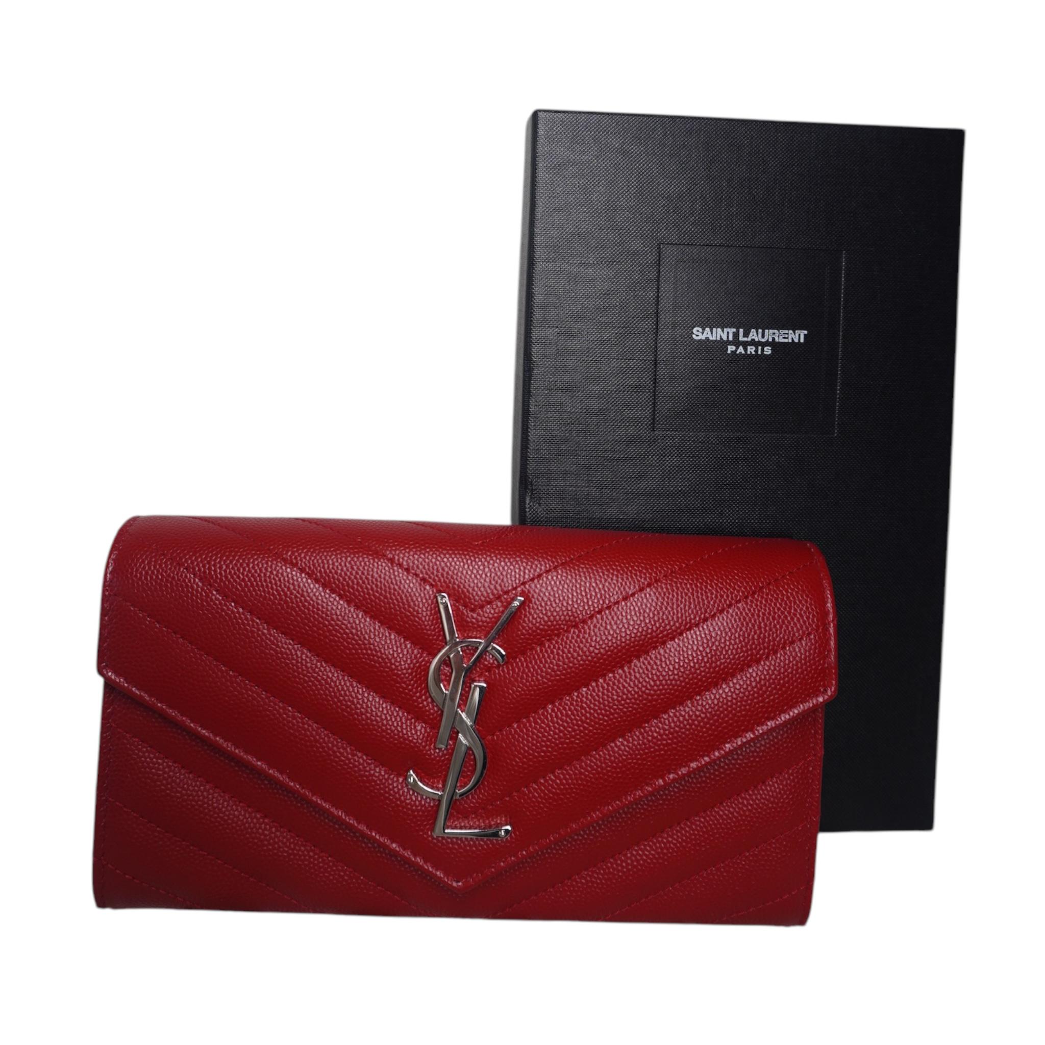 Cartera tipo sobre de piel roja de segunda mano