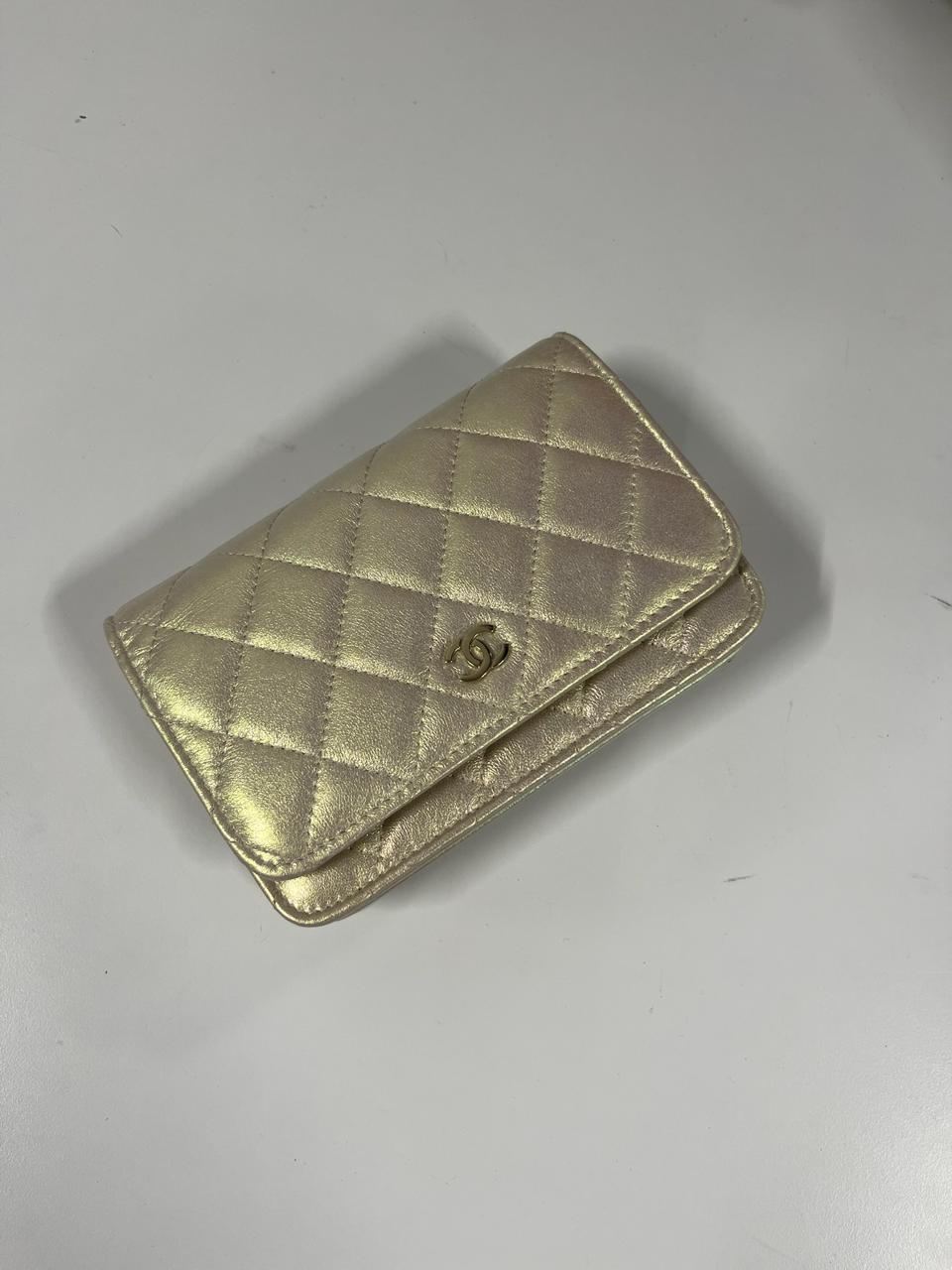 CHANEL - Minicartera con cadena de piel de cordero acolchada iridiscente color marfil