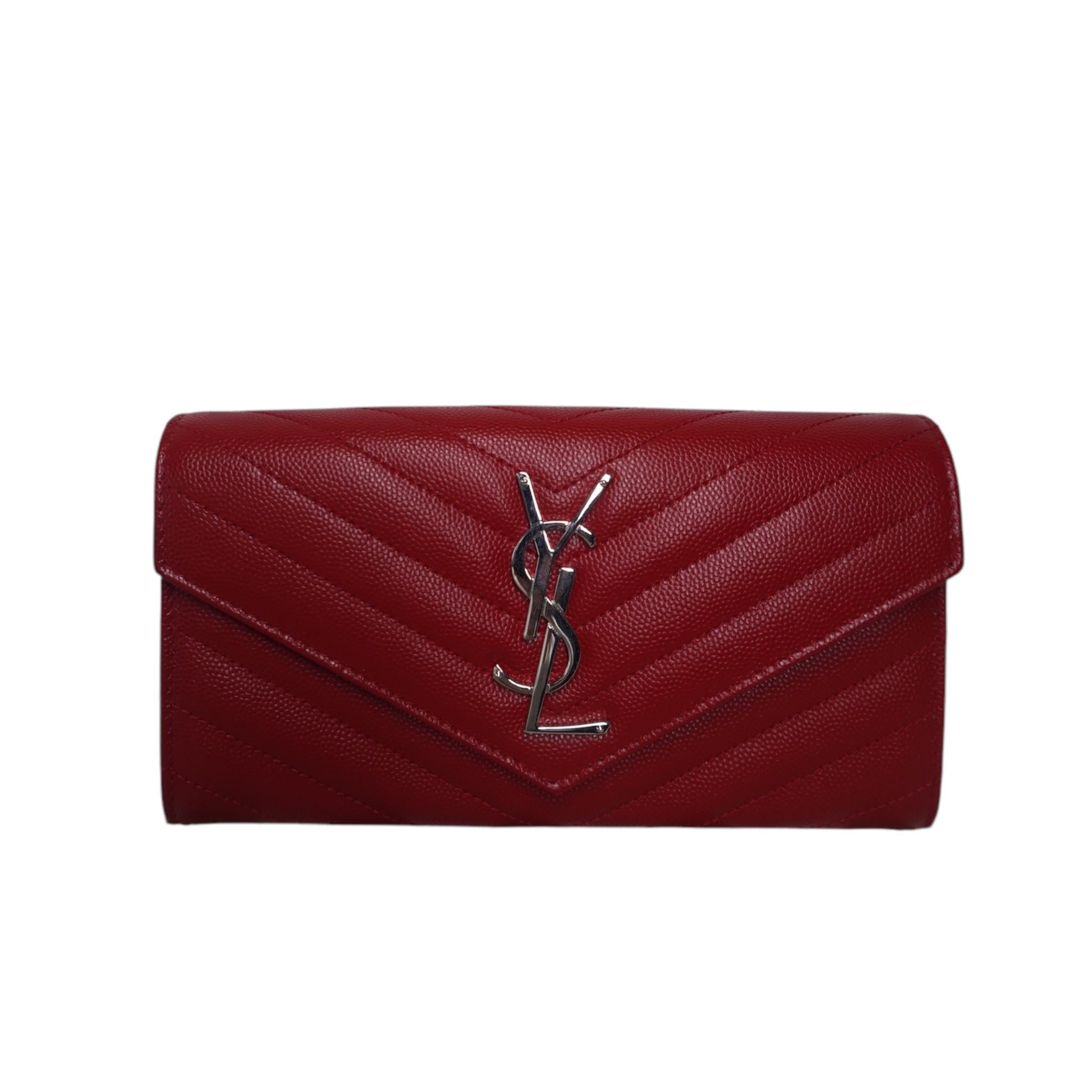 Cartera tipo sobre de piel roja de segunda mano