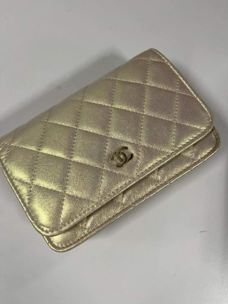 CHANEL - Minicartera con cadena de piel de cordero acolchada iridiscente color marfil