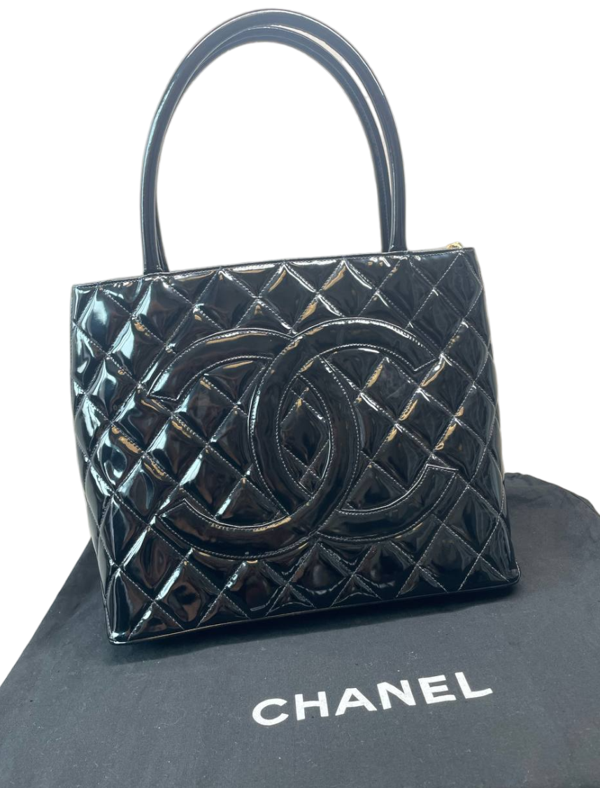 CHANEL - Bolso tote con medallón y acolchado de charol